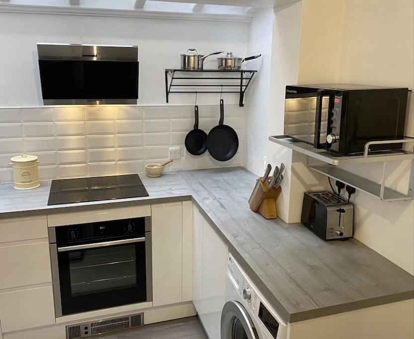 Windsor Cottage: Cosy, Charming, Full Of Character ภายนอก รูปภาพ