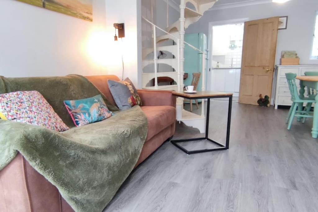 Windsor Cottage: Cosy, Charming, Full Of Character ภายนอก รูปภาพ