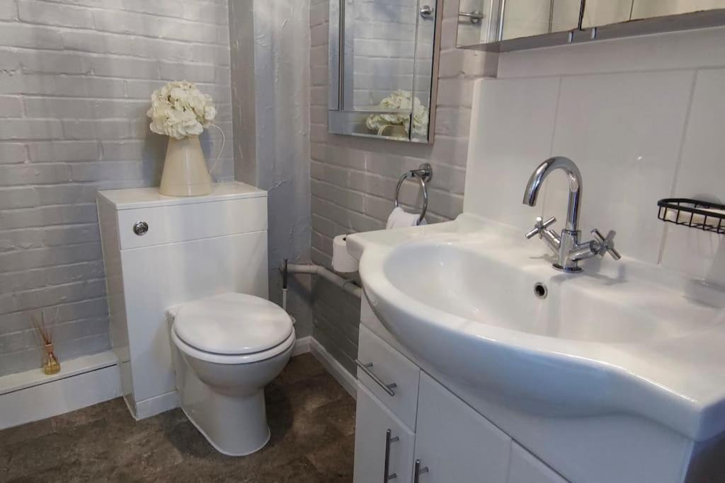 Windsor Cottage: Cosy, Charming, Full Of Character ภายนอก รูปภาพ